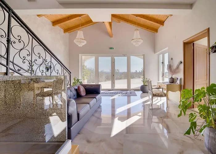 호텔 Wine Cattunar 5*